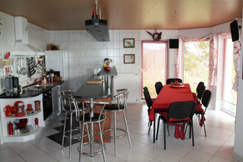 Ferienhaus am Velencesee in Ungarn mit Küche im amerikanischen Style vollausgestattete Ferienhausküche mit Esstisch für 8 Personen und Terasse inkl. Terassenmöbeln mit Blick auf den ungarischen Velence-See